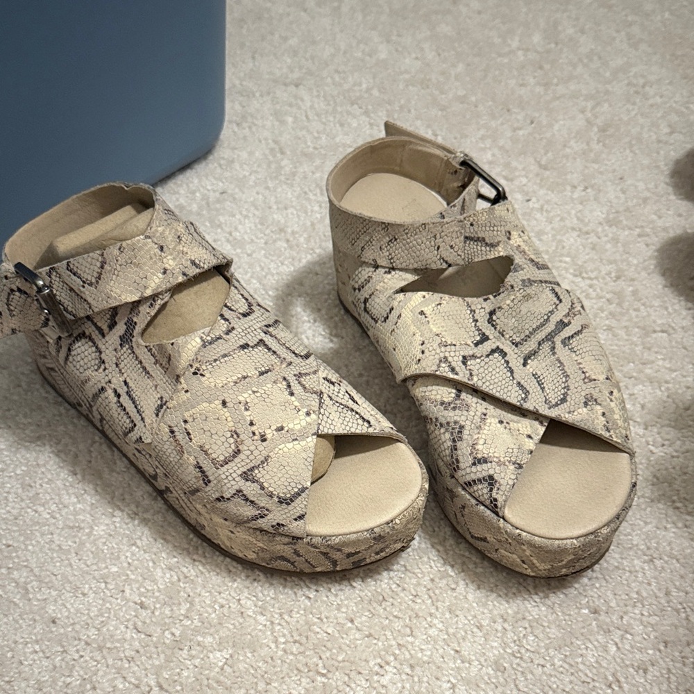 Amuse Society Cream and Tan Platform Sandals